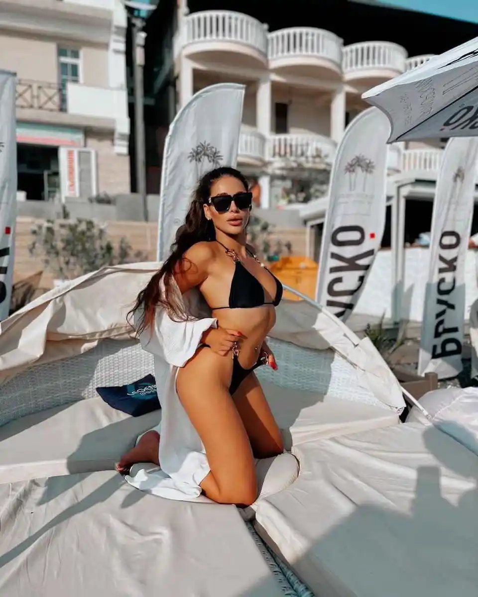 Adel escort in Paris