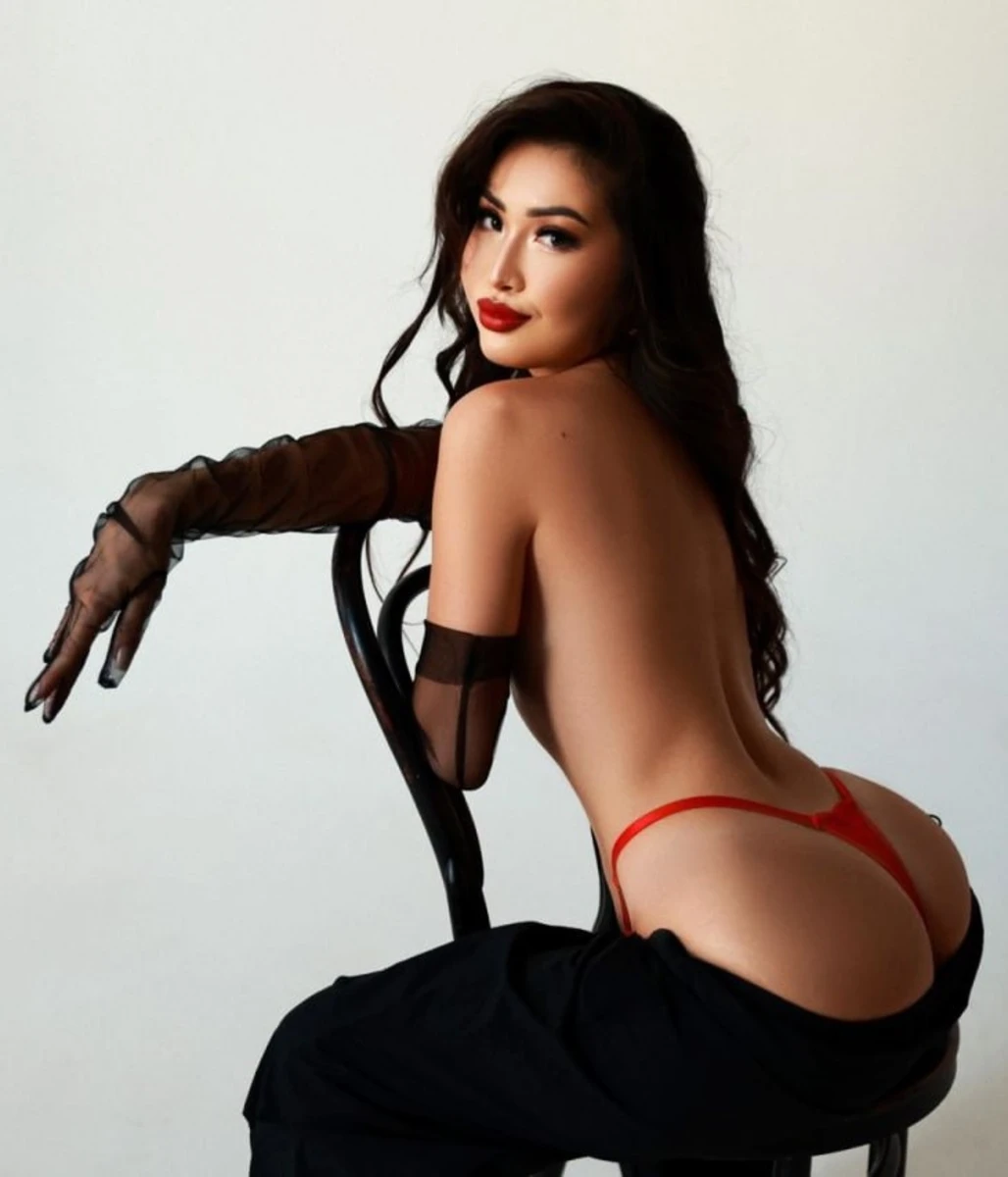 Adelina escort in Paris