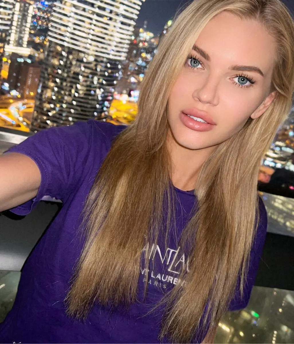 Agata escort in Paris
