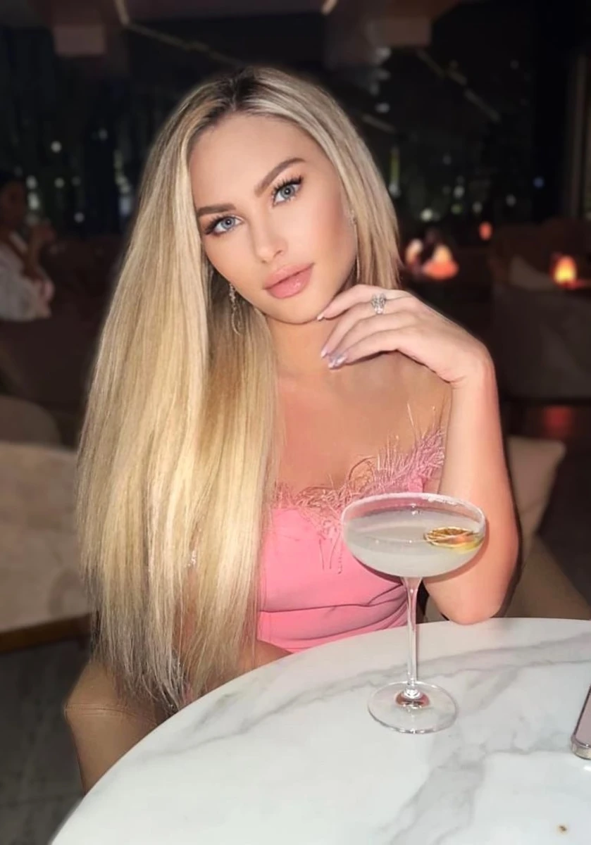 Aksena escort in Paris