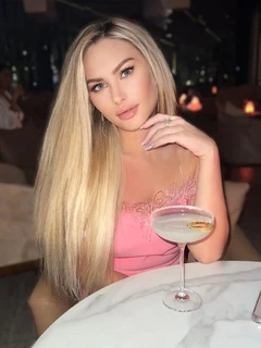 Aksena escort in Paris