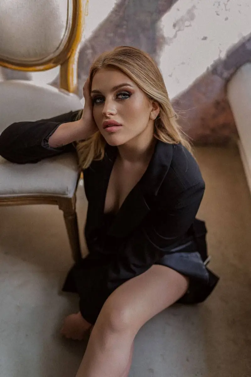 Alena escort in Paris