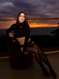 Amina escort in Paris