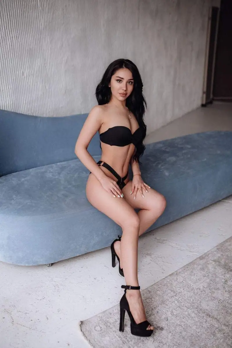 Asty escort in Paris