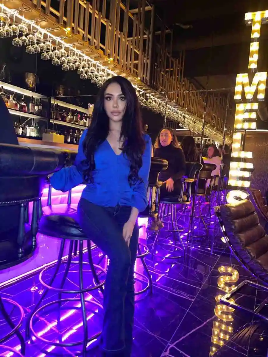 Asty escort in Paris