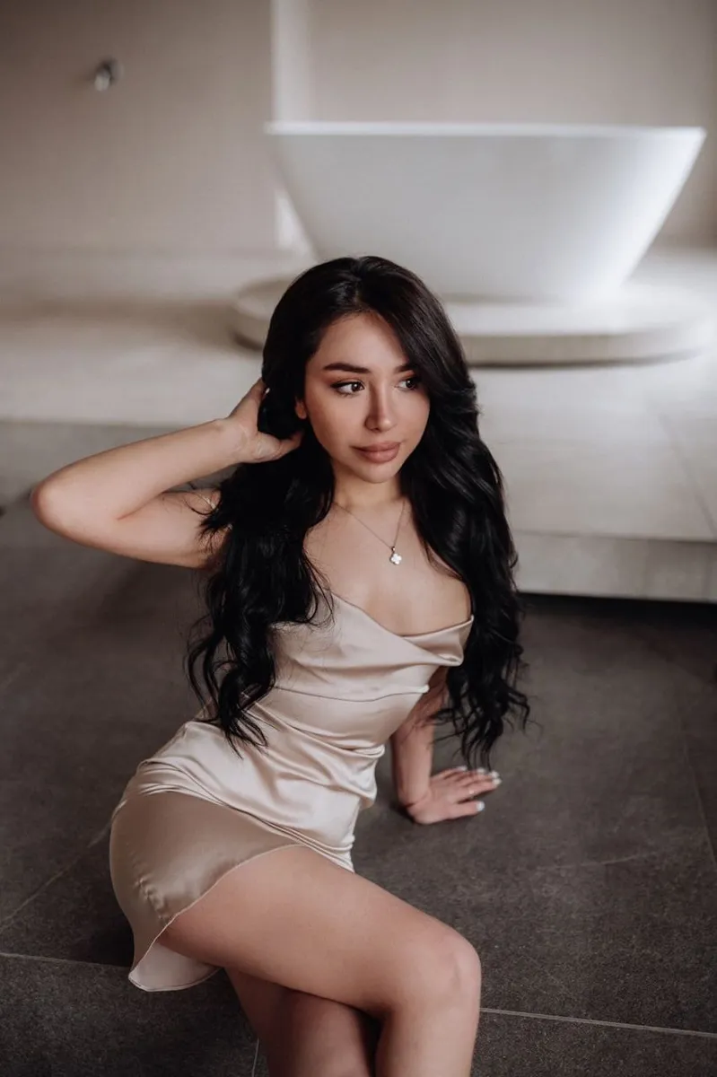 Asty escort in Paris