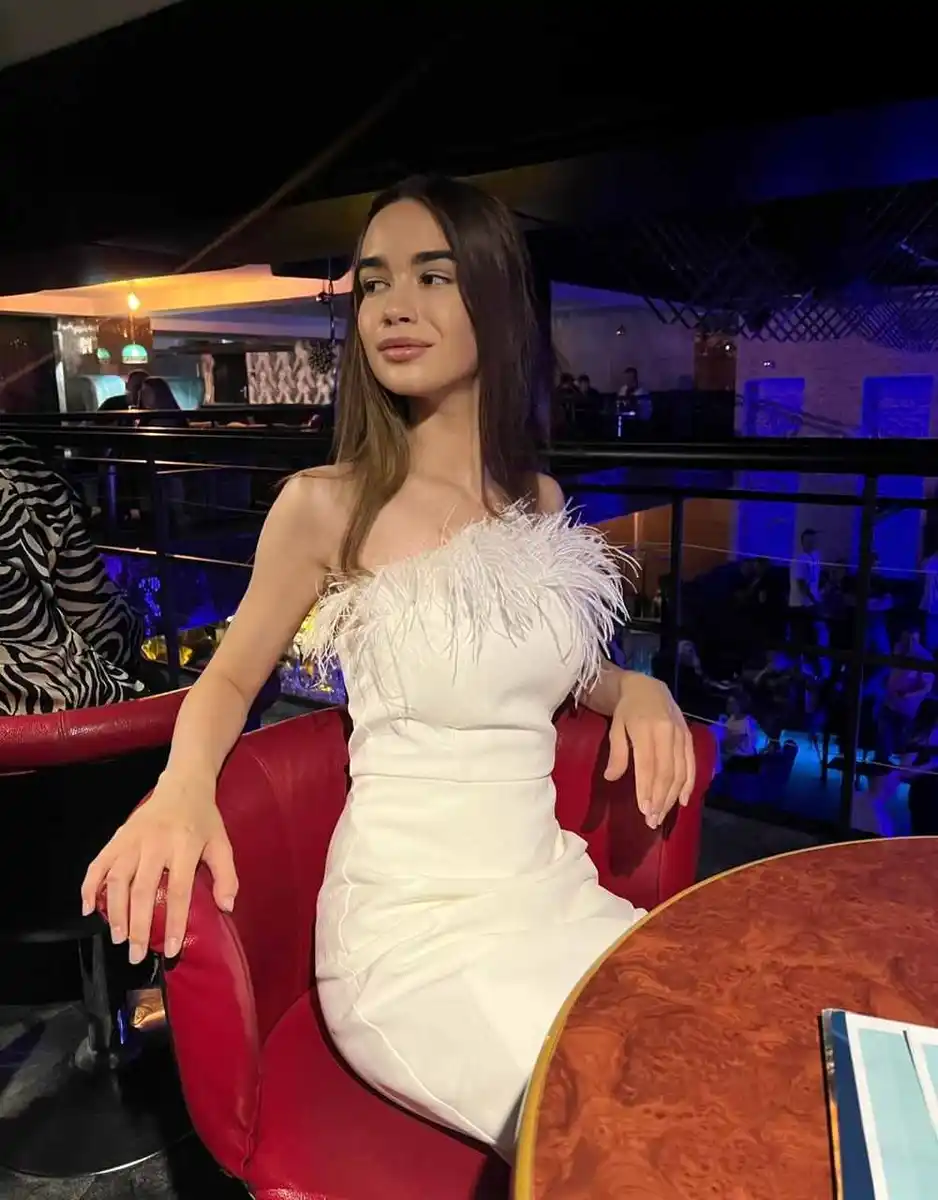 Cleo escort in Paris