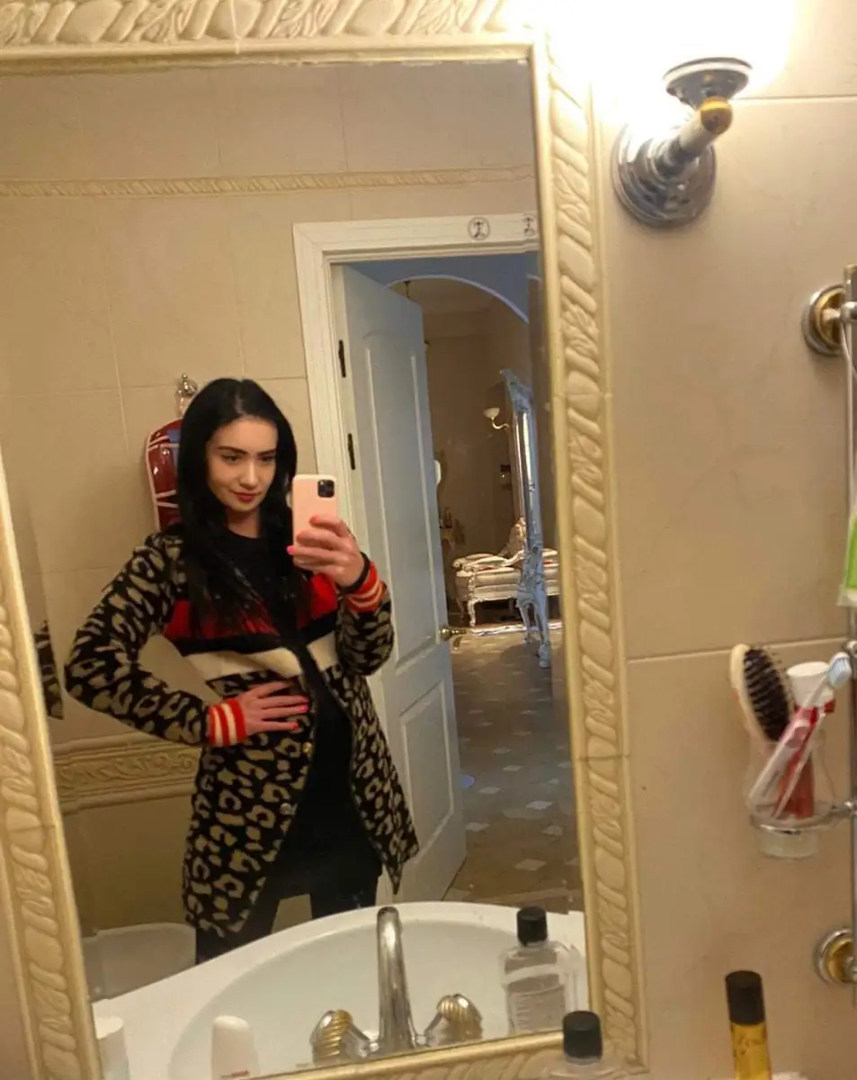 Dina escort in Paris