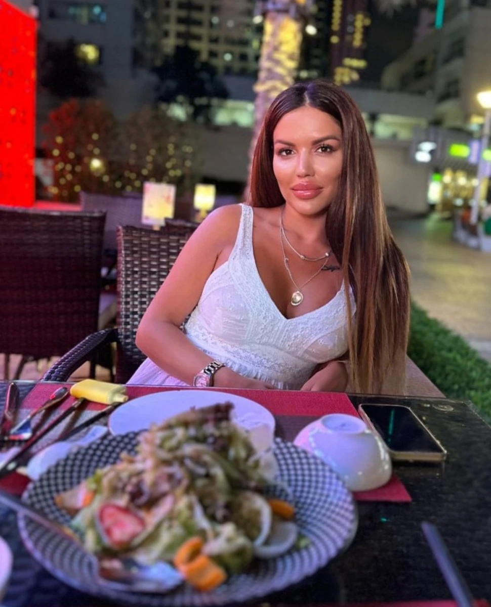 Elina escort in Paris