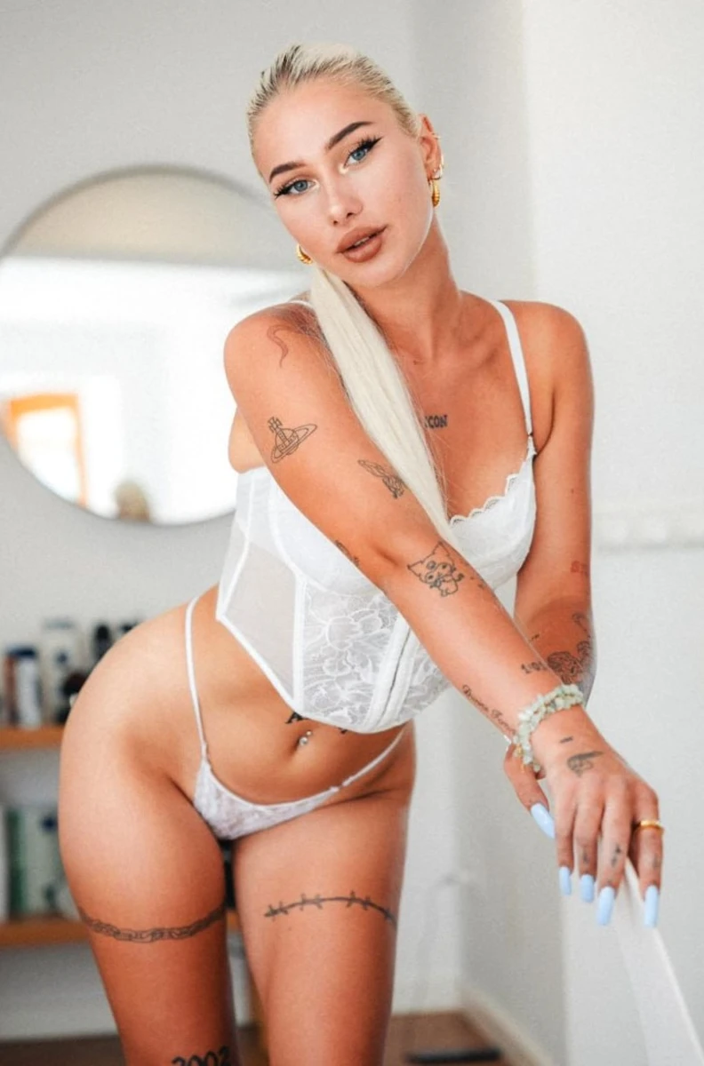 Elina escort in Paris