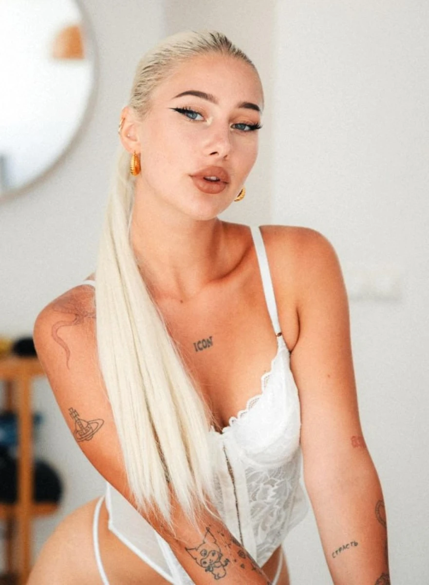 Elina escort in Paris