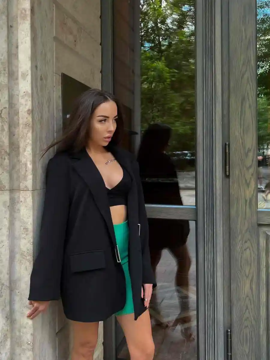 Elizabeth escort in Paris
