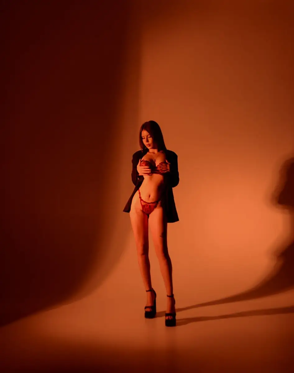 Emma escort in Paris