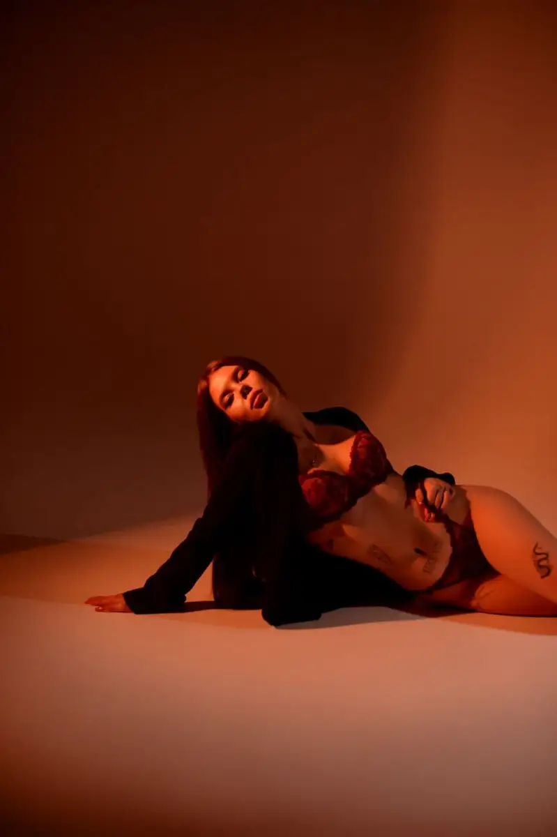 Emma escort in Paris