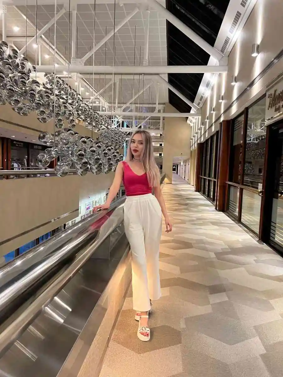 Eva escort in Paris