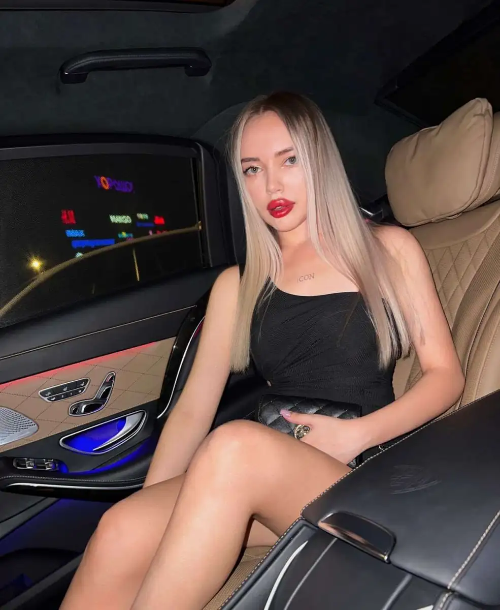 Eva escort in Paris