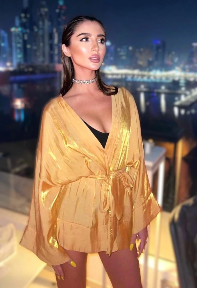 Gina escort in Paris