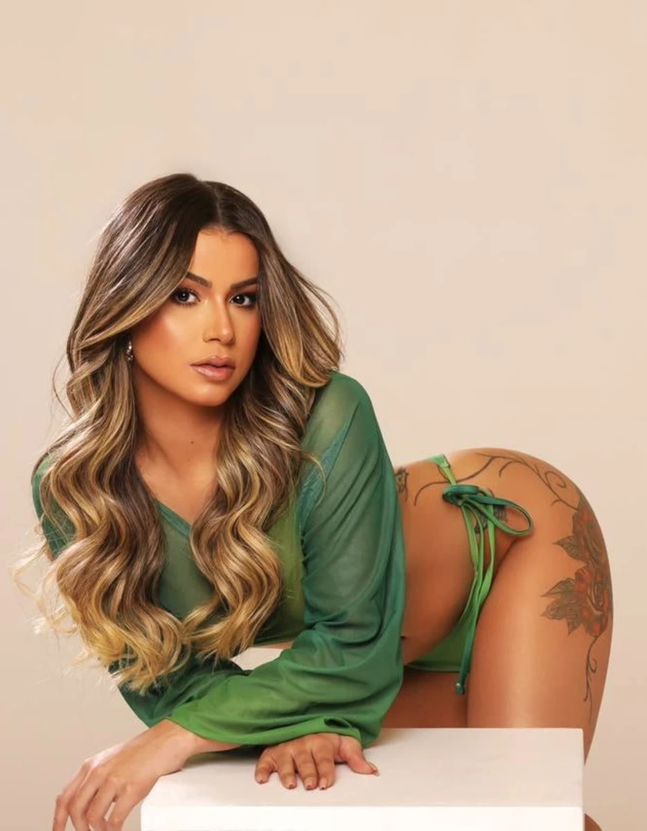 Hadassa escort in Paris