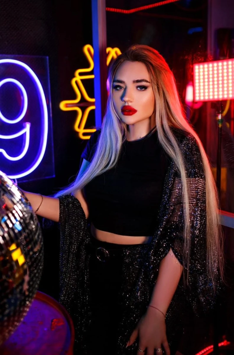 Inessa escort in Paris