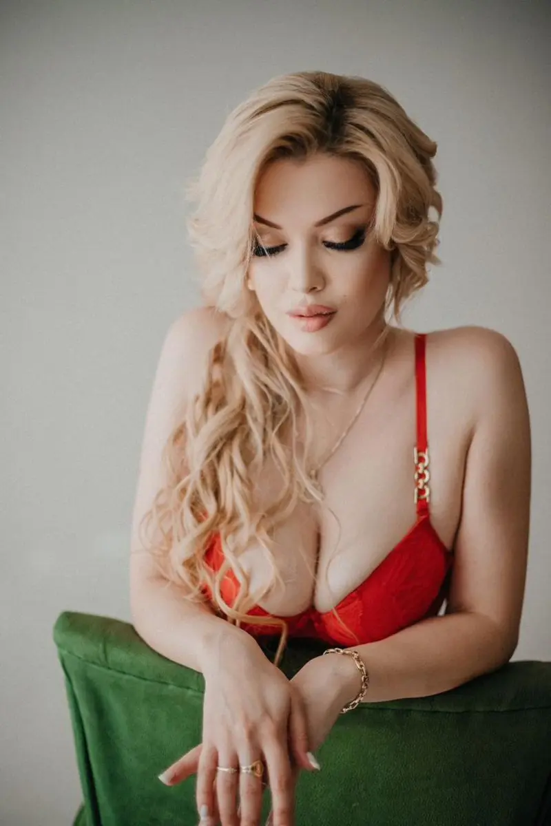 Karolina escort in Paris