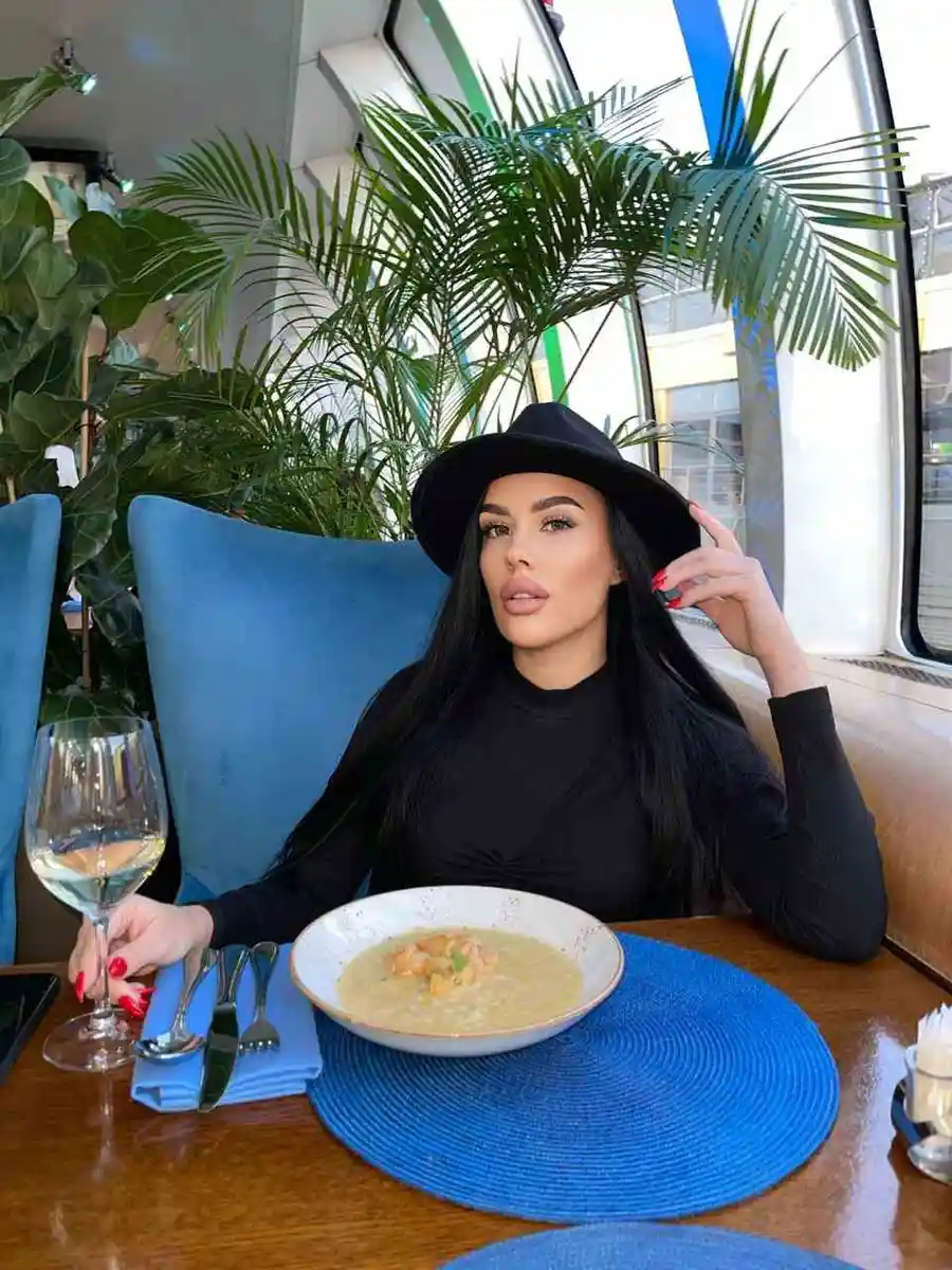 Katherine escort in Paris