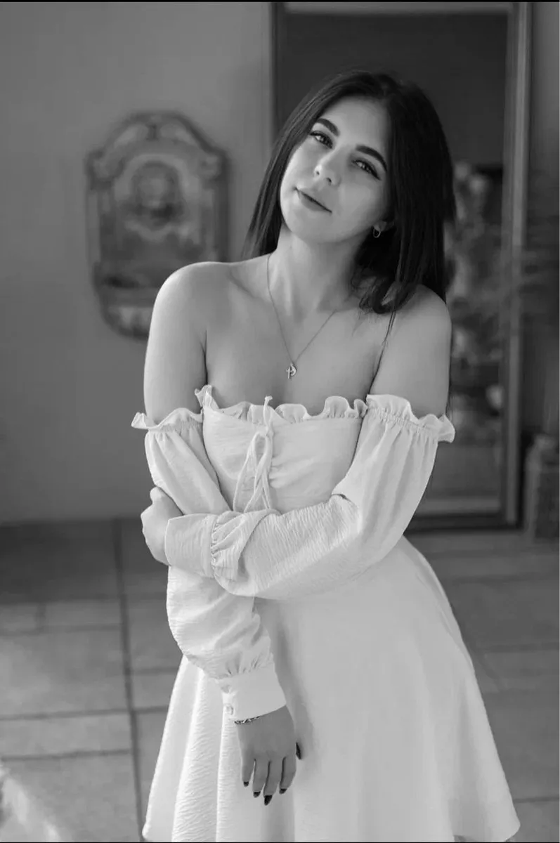 Kira escort in Paris