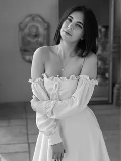 Kira escort in Paris