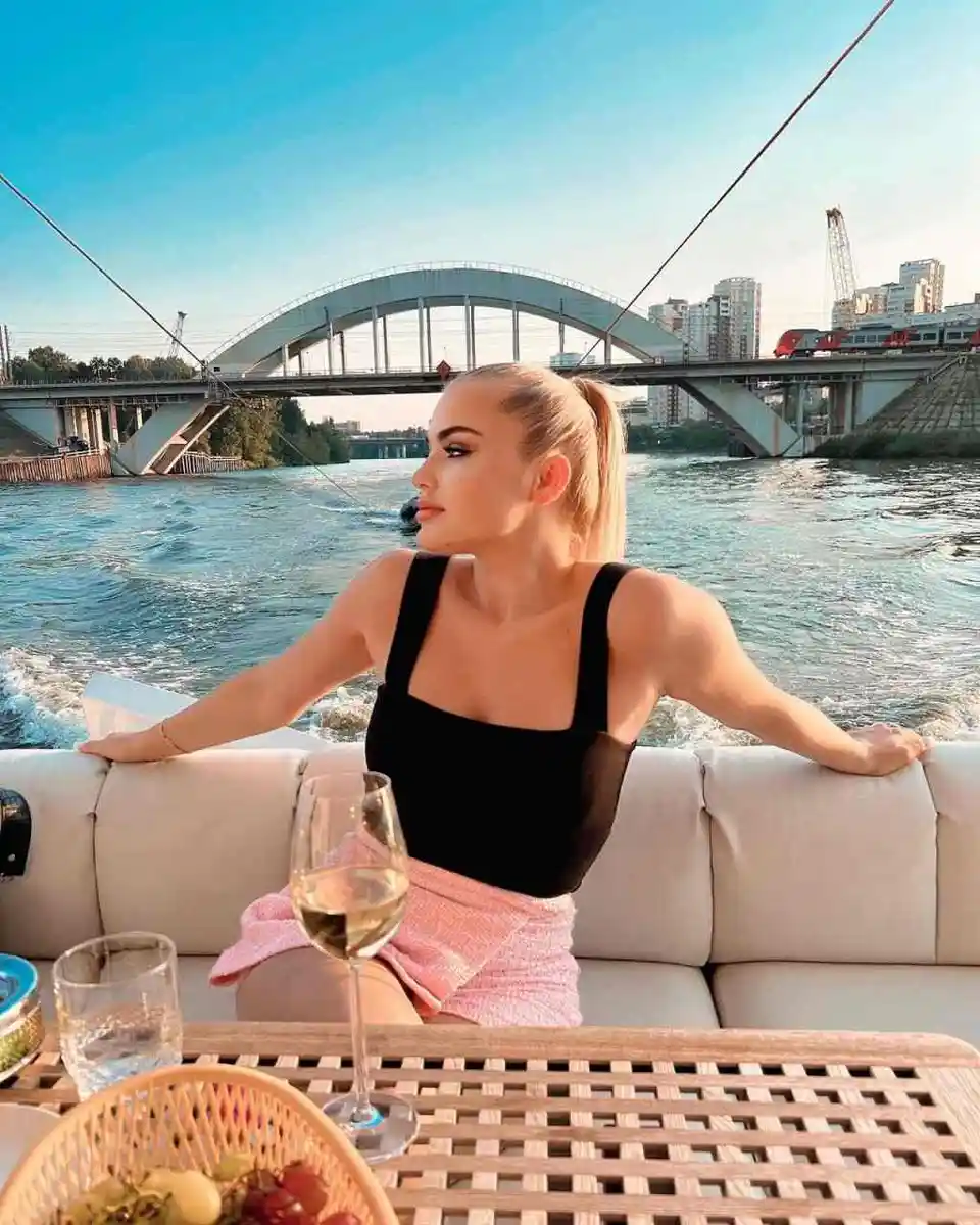 Lela escort in Paris