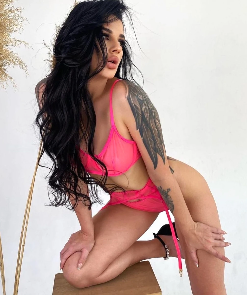 Leonika escort in Paris