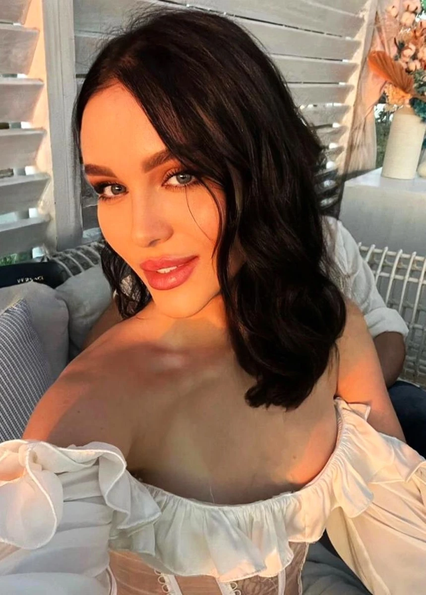 Lina escort in Paris
