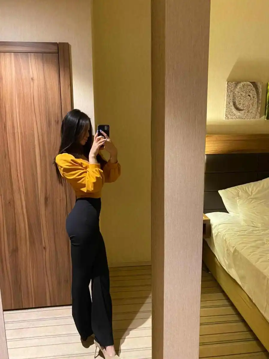 Madina escort in Paris