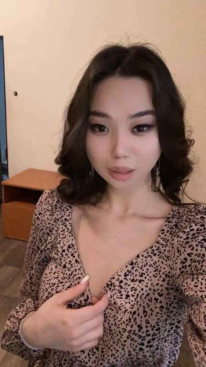 Madina escort in Paris