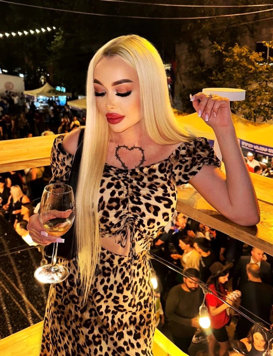 Marta escort in Paris