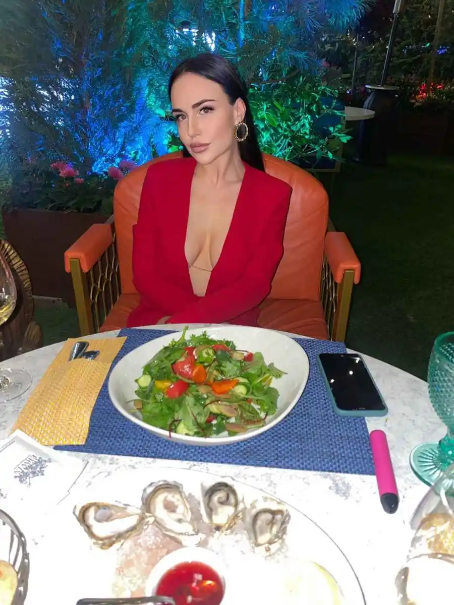 Monica escort in Paris