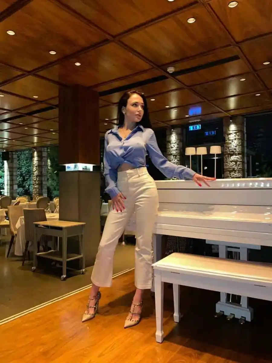 Monica escort in Paris