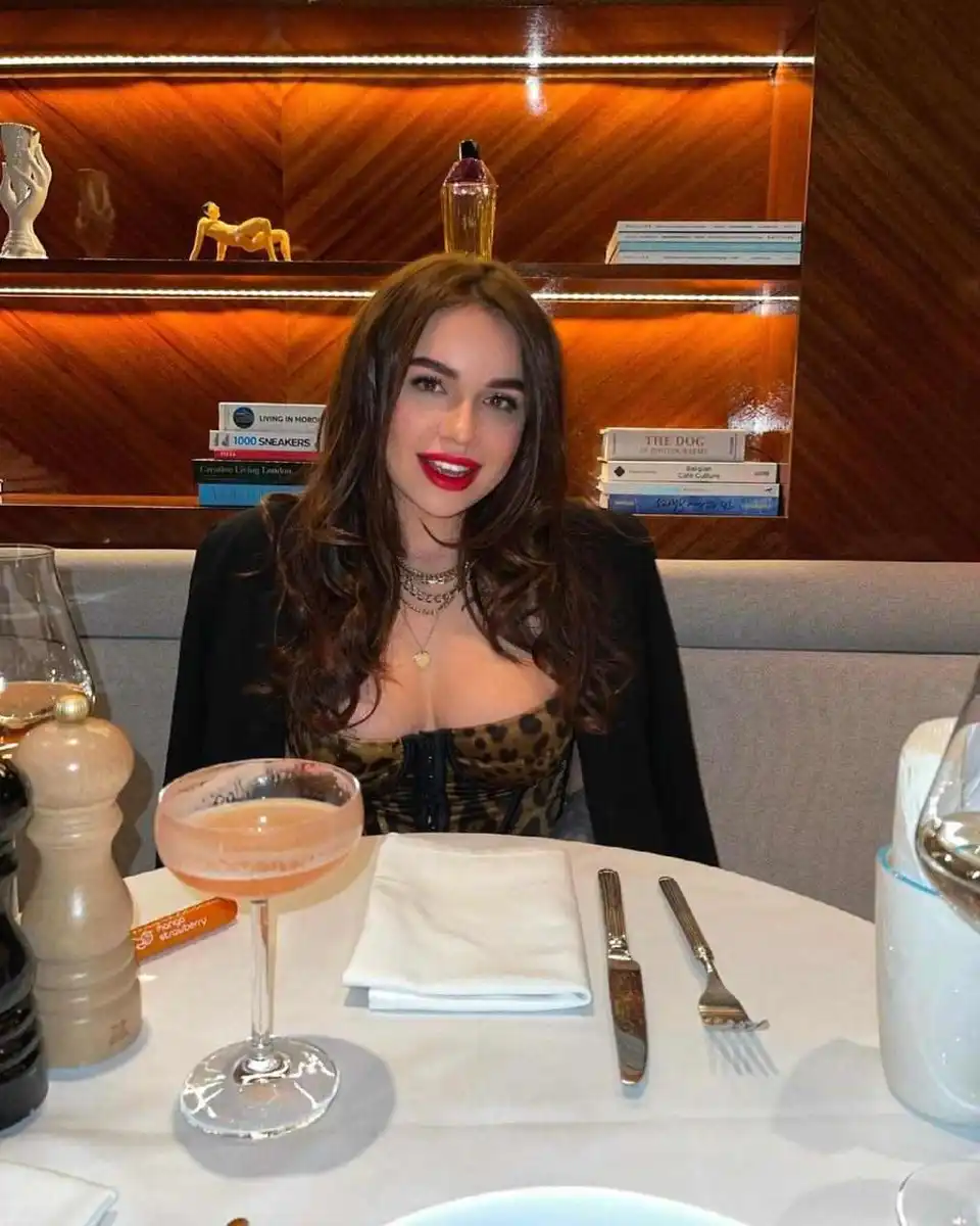 Tina escort in Paris
