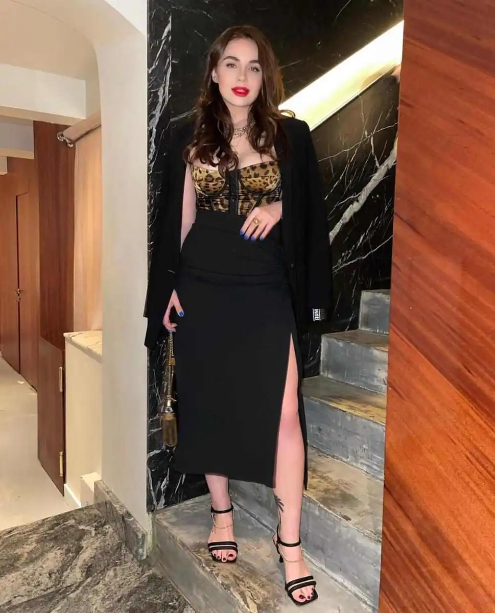 Tina escort in Paris