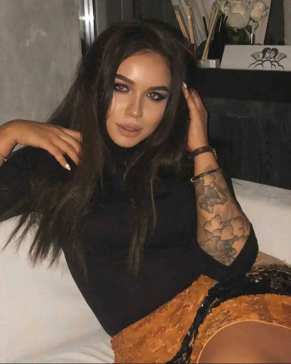 Tina escort in Paris