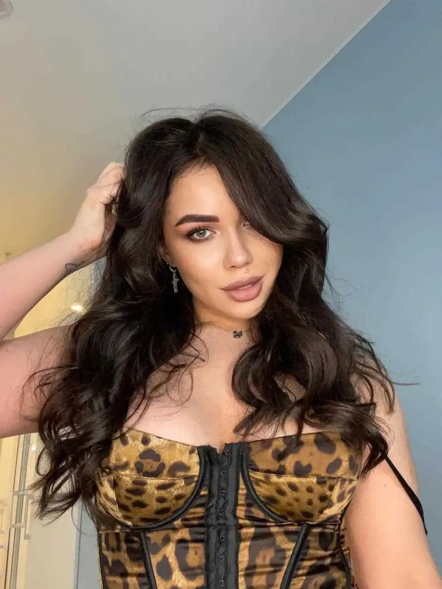 Tina escort in Paris