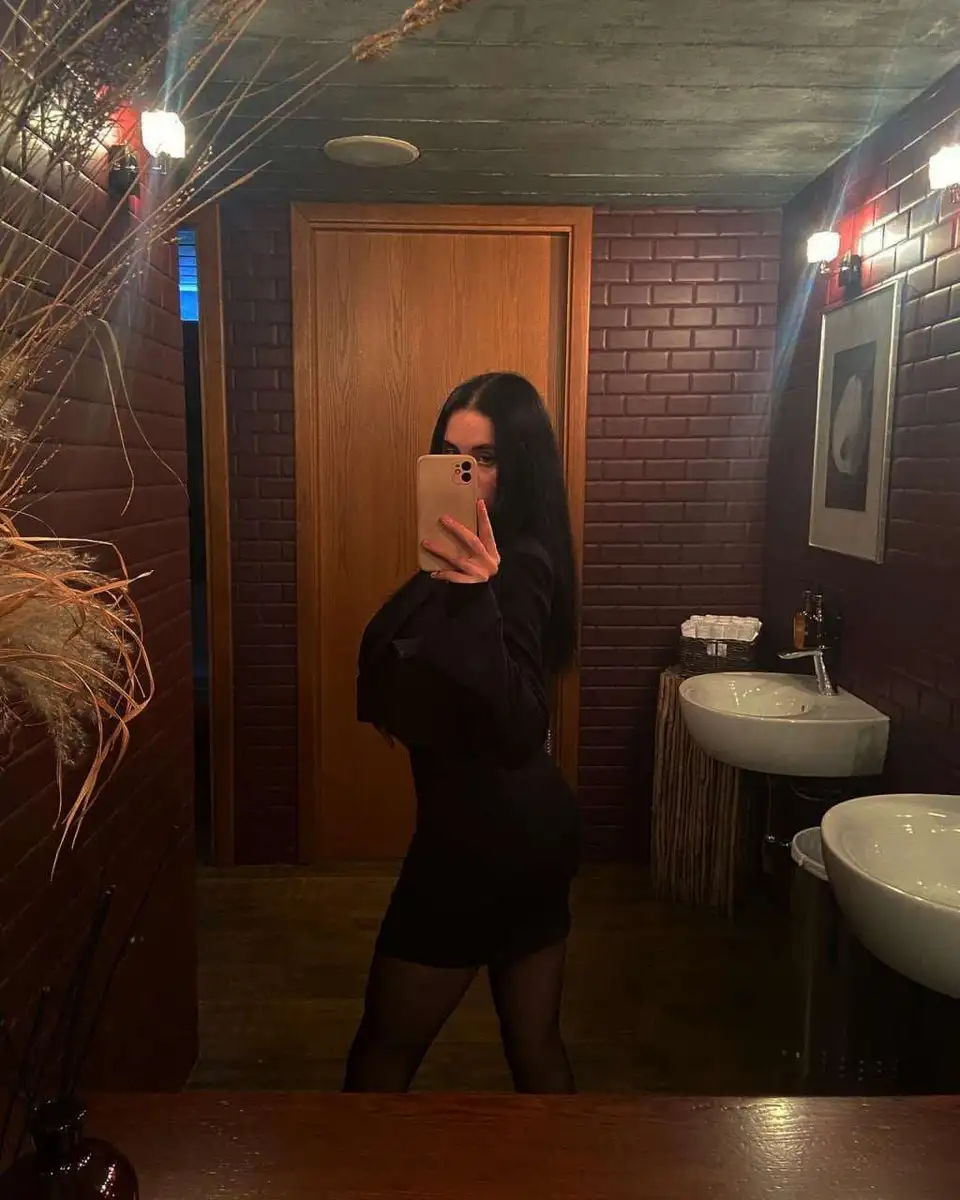 Viola escort in Paris