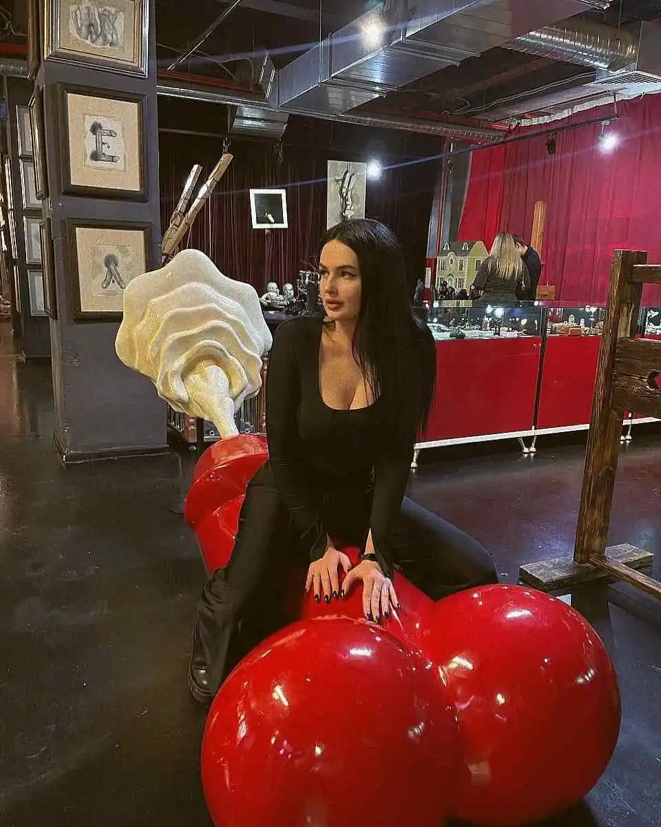 Zarina escort in Paris